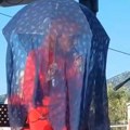 Pevačica se sakrila ispod kišobrana i marame na nastupu: Radi tezge u 75. godini, a ovako se snašla da se zaštiti od Sunca…