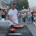 ROŠTILJIJADA Majstor roštilja Goran Mitić napravio najveću pljeskavicu iz ruku težine 5,7 kilograma