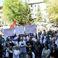 Ispred KBC u KM protest zaposlenih zbog upada tzv. KP u KBC i Dom zdravlja