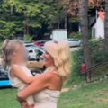 Žena kao da je 20 godina mlađa: Slavica Rokvić se snimila sa unukom, a mreže se usijale od komentara: "Kao devojčica si" (foto)…