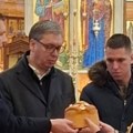 (Foto) Predsednik Vučić slavi Svetog Nikolu: Sa bratom i sinom odneo kolač u crkvu: "Da nam veliki svetac i Gospod Bog čuvaju…