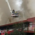 Bukti požar na Novom Beogradu: Vatrogasci seku krov, ljudi u suzama gledaju kako im nestaje sve što imaju