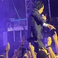 Nik Kejv leteo po bini, publika ga nosila na rukama: Klečao pred ljudima, scena kakva se ne pamti u BG (video)