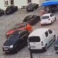 Žena (78) htela da izađe sa parkinga, pa slupala šest automobila: Kamera snimila totalni haos!
