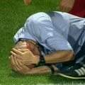 Српски тренер погођен у главу - одмах је пао на терен! Хаос на утакмици - нападач претио убиством!