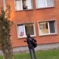 "Bravo kralju! Sve bih mu oprostila" Momak devojci otpevao serenadu ispod prozora studentskog doma u Novom Sadu (video)
