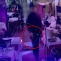 Snimak pokušaja ubistva u Skadarliji! Napadač mahao pištoljem u punoj kafani: Ranjen radnik obezbeđenja - Prizor užasan