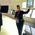 Neverovatan potez Putina na izložbi: Stao pored tastera koji simulira nuklearno dugme, potom je usledio šok (foto)