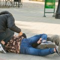 Petorica mladića nasrnula na momka i devojku: "Krvav je ceo!", tuča ispred škole na Voždovcu