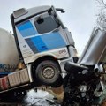Poginuo vozač (44) u sudaru kamiona i putničkog vozila u Sremskoj Kamenici: Vatrogasci izvukli muškarca, lekari mogli samo…