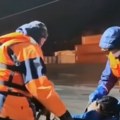 Drama na otvorenom moru Dva meseca plutao pored tela mrtvih rođaka, kada su ga videli, spasioci zanemeli od šoka! (video)