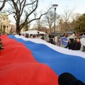 Uživo snažna podrška studentima u Pionirskom parku: Razvijena velika trobojka u Pionirskom parku (foto,video)