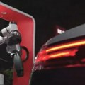 (Video) Sad robotska ruka puni auto Kinezi caruju tržištem električnih automobila