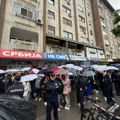 Novosađani skandiraju ispred štandova SNS-a na Bulevaru oslobođenja