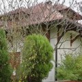 Naš pevač ima vilu u šumi,: imanje ogradio kamenim zidinama: Evo koliko je novca uložio, za renoviranje dao pravo bogatstvo