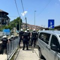 VIDEO „Danas radimo onako kako mi kažemo“: Policajac naređivao u Užicu, građani se „uplašili“ od njega, komentari ispod videa…