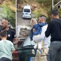 Uznemirujuće: Kamere snimile trenutak kada autobus udara dečaka (2): Mališan prelazio ulicu i odjednom nestao (video)