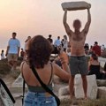 Turista jednim potezom razbesneo Grke! Dele njegovu fotku i poručuju: "Ovo je prešlo sve granice"