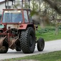 Dete iskočilo iz prikolice pravo pred automobil Otac je zaustavio traktor na putu, a dečak je to iskoristo
