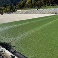 Počelo stavljanje veštačke podloge na teren u Krčagovu