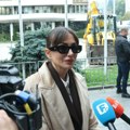 Emina suzne oči krije crnim naočarima: Vidno tužna stigla u sarajevo na poslednji ispraćaj Halida Bešlića: Ostavio nam je…