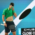 Đoković ne može da dođe do vazduha, uhvatio se za grudi, pa tražio tabletu! Novak u ogromnim mukama! Ne oseća se dobro, ovo je…