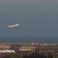 Nestvaran snimak iz Bejruta: S aerodroma poleteo putnički avion usred izraelskih vazdušnih napada (video)