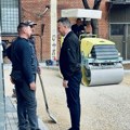 Dvorište u ulici Predraga Boškovića dobija novi izgled: Gradonačelnik Vasić obišao radove