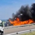 (Video) Jeziv prizor na auto-putu Beograd-Niš! Zapalio se kamion kod Markovca, plamen bukti na sve strane, gust dim prekrio…