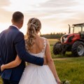 Ivan (24) i Marijana (24) rekli na sopstveno venčanje došli traktorom: "On je deo našeg života" (foto)
