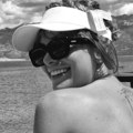 Objavila slike u toplesu ćerki pevača popustile kočnice, podelila vrele kadrove sa plaže: "Punim baterije"