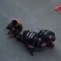 Snimak brutalnog hapšenja razbesneo Italiju! Policajci ga svezali i poprskali biber-sprejom, on preklinjao za pomoć, pa…