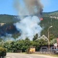 (Foto, video) Požar u Dolini Jorgovana! Vatra zahvatila šumu iznad Ibra, vozači oprez: Smanjena vidljivost kroz magistralu