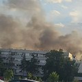 Veliki požar na Novom Beogradu: Gust oblak dima vidi se iz više delova grada (foto)