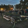 Građani uklanjaju ograde sa parcele na Ušću gde je planirana gradnja Akvarijuma