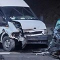 Sudar automobila i minibusa na putu Peć-Kosovska Mitrovica: Povređeno 12 učenika