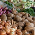 "Džaba čekate nižu cenu, neće pasti do Vaskrsa": Evo koliko koštaju mladi krompirići na pijacama