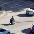 U invalidskim kolicima nasred ulice reguliše saobraćaj! Neverovatna scena u Splitu: Evo zašto je Andrija morao da reaguje…