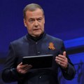 Medvedev:Tramp naterao Kijev da koristi mineralne resurse za plaćanje američke pomoći