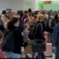 Drama na najprometnijem aerodromu: Evakuisan Terminal 3 u Londonu: Putnici panično bežali nakon dojave o bombi (video)