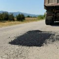 Počela sanacija rupa na putu Gornja Jajina-Radonjica