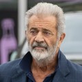 Mel Gibson nasmejan kraj monaha sa Hilandara, ovo je svima privuklo pažnju: Šta je ovo na fotografiji?