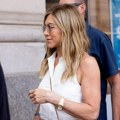 Dženifer Aniston je konačno ponovo zaljubljena: Uhvaćena na romantičnom odmoru, njen novi dečko je daleko od šoubiznisa (foto)…