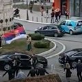 (Video): Zaustavili saobraćaj usred kružnog toka, izašli iz automobila, a onda je krenuo šou: Pogledajte ovaj performans…