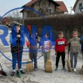 Prelepa slika iz sela Mršinci: Sedmoro mališana uzelo metle i poranili da sami očiste svoju ulicu - bravo deco (FOTO)