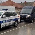 Kulom šeta grupa ljudi sa kapuljačama i obilazili biračka mesta: Nose bedževe sa slovom "Ć", posmatrači sumnjaju na kupovinu…