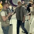 Lazar Ristovski sa 39 godina mlađom devojkom stigao u Beograd Uhvatili smo ih u ležernom izdanju, Anica u belim pantalonama i…