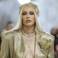 На Мет Гали сви гледали у девојку којој су лекари одсекли ноге: због тампона јој ампутирани удови, а сад сија као злато