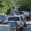 Pojačan saobraćaj na prilazima gradovima, kamioni na granicama čekaju i do četiri sata