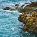 Šestorica dečaka skočila u more sa stena, trojica poginula! Drama na plaži završena tragedijom